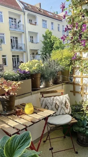 Balkon, saksılardaki çok sayıda bitki ve bir kafesle atmosferik; metal ve ahşap mobilyalar katlanabilir.