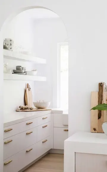 Minimal mutfak, ahşap kulplar ve porselen ile ahşabın birleşimiyle tamamlanıyor.