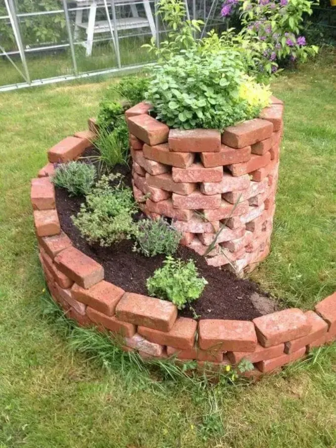 Bu kırmızı tuğladan spiral bahçe yatağı, bahçenize katabileceğiniz süper yaratıcı ve dikkat çekici bir parça.