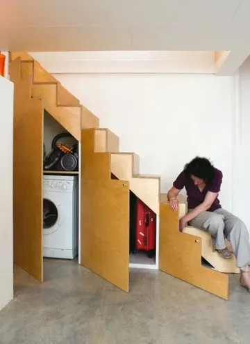 Merdiven altı, çamaşır makinesi ve çamaşır sepetlerini gizlemek için ideal bir alan.