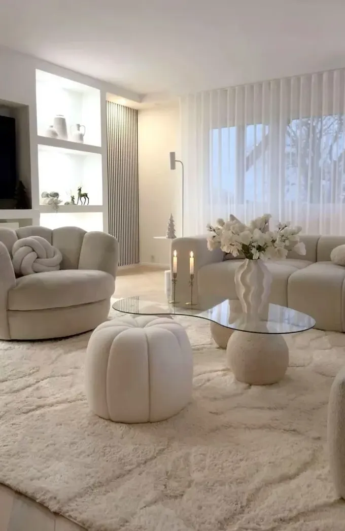 Minimalist mekanı benzersiz ve karakterli kılmak için sadece dokularla değil, şekillerle de oynayın.