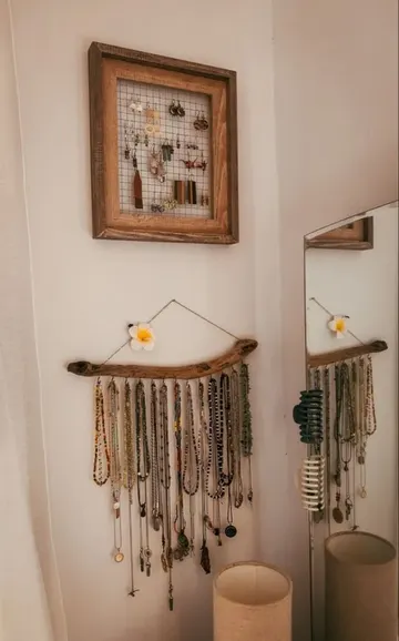 Kancalarla donatılmış bir dalı duvara asarak kolayca dal takı tutucu yapabilirsiniz.