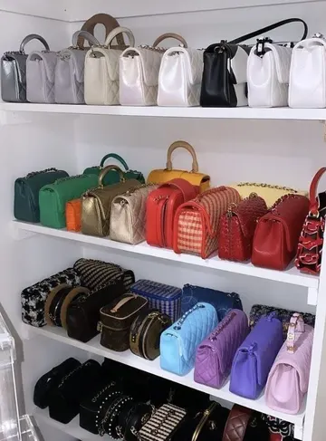 Açık raflar, çantalar ve diğer eşyalar için her zaman iyi bir fikirdir.