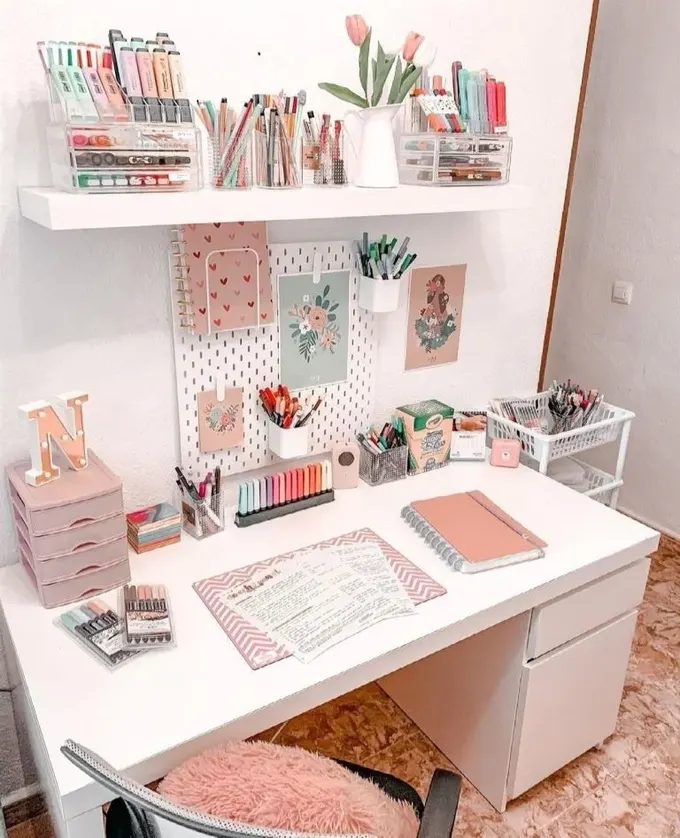 Pegboard, defterleri dikey olarak düzenlemek için yaratıcı bir fikir.