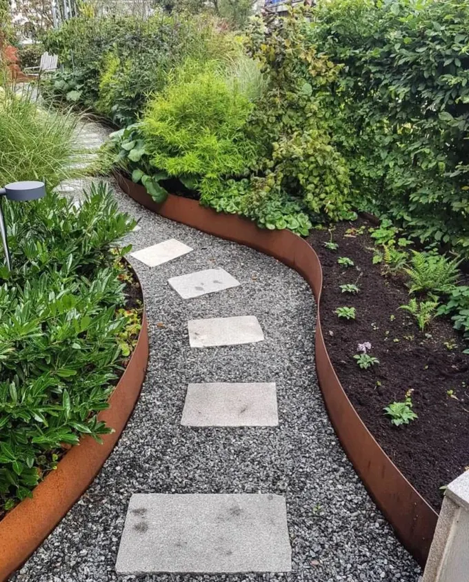 Modern bahçe, eğimli çiçek yatakları ve corten çelik kenarlarla tasarlanmıştır. Döşeme yolu da eğimlidir.