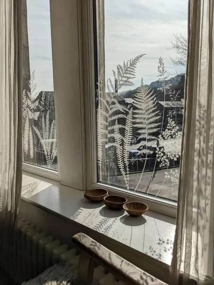 Bu güzel bitkisel desenli çıkartmalar ve yarı saydam perdeler kötü manzarayı gizlerken ışığın geçmesini sağlar.