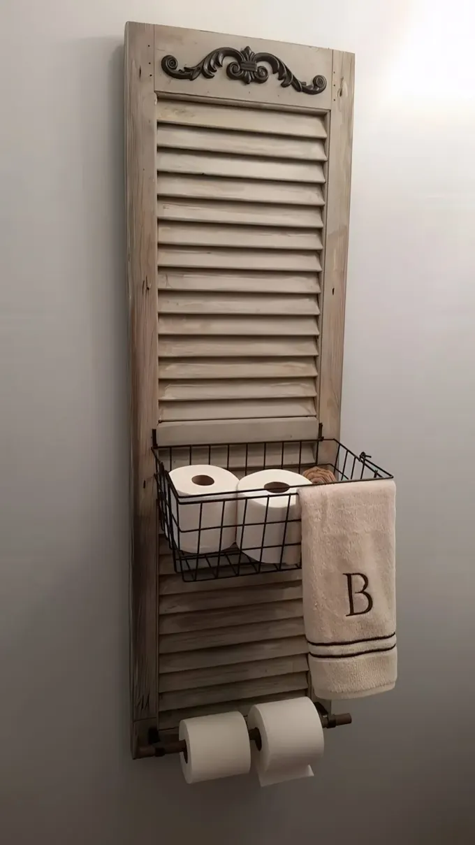 Eski bir panjur ve metal bir sepetle yapılmış basit bir banyo rafı DIY projesi.
