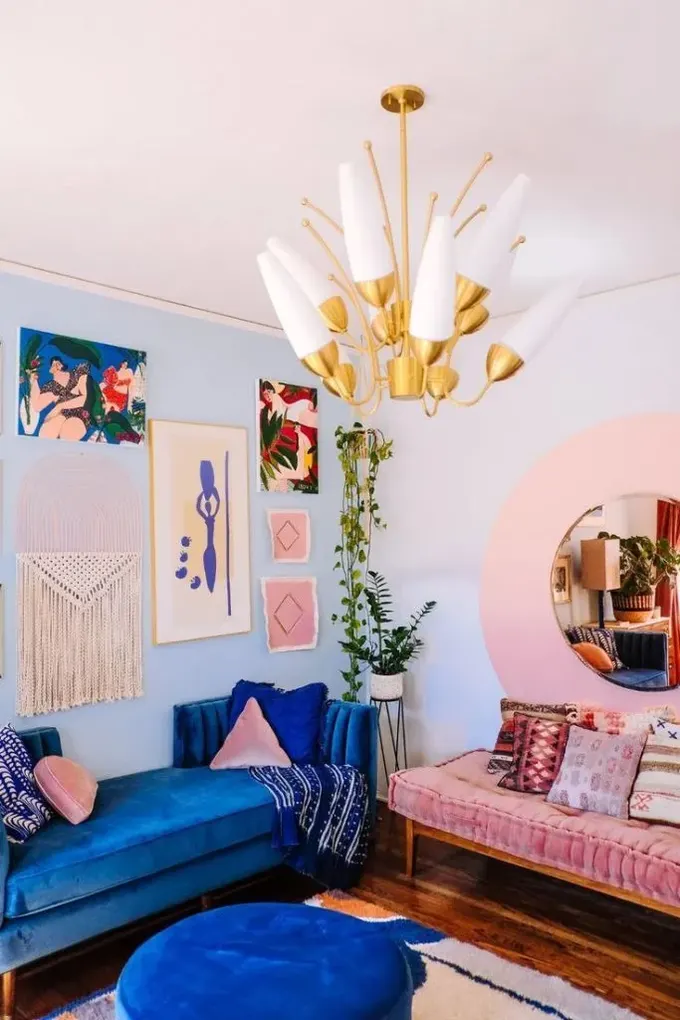 Bu sıradışı oturma odasında açık mavi duvarlar ve şeftali tonunda detaylar var, pembe daybed ve elektrik mavisi mobilyalar renk uyumunu destekliyor.