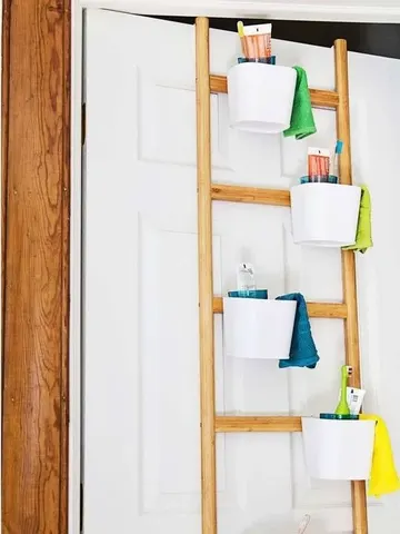 Plastik kutularla tamamlanmış açık renkli merdiven, modern banyolar için şık bir dikey raf.