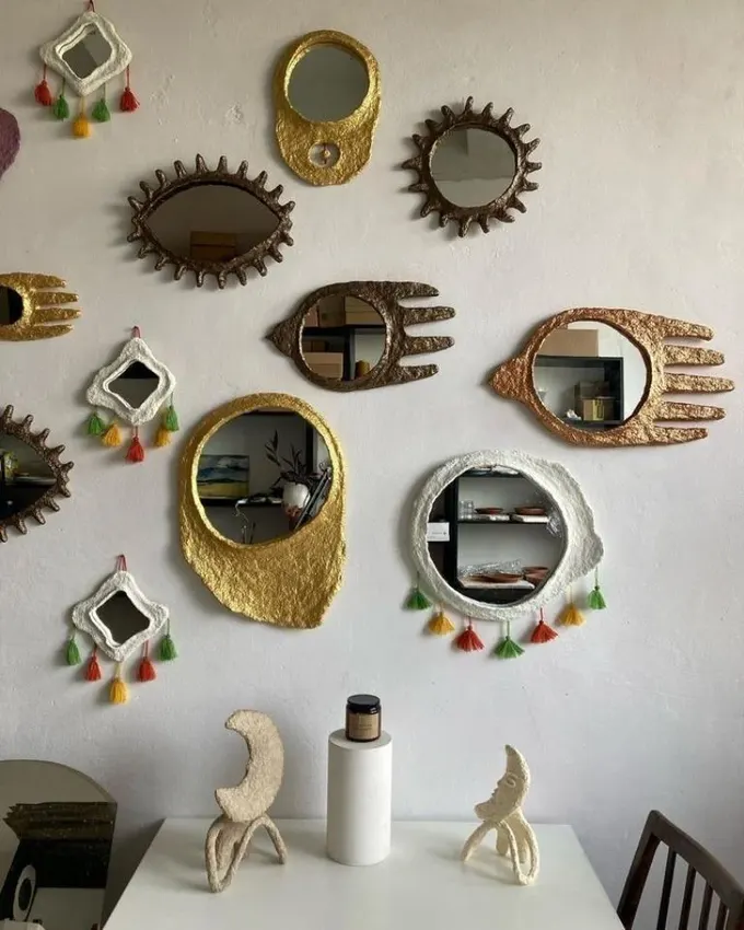 Ayna galerileri sadece vintage değil! Bu sıradışı aynalar ve püsküller çok sevimli görünüyor.