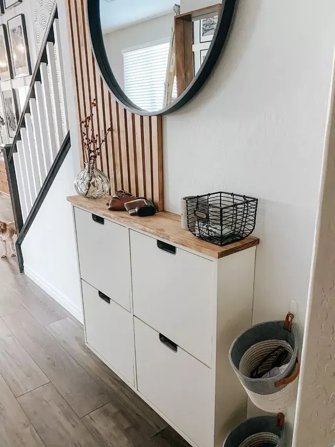 Modern çiftlik evi tarzında yapılan bu IKEA Stall dolap, harika bir konsol ve ayakkabı saklama ünitesi.