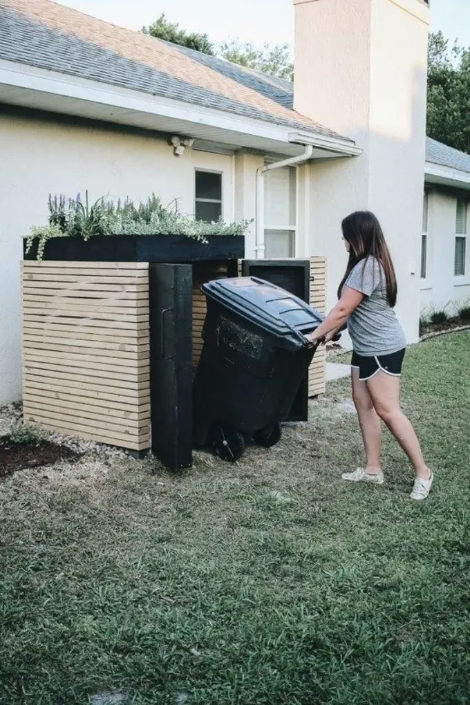 Açık renkli ahşap kaplı metal kutu ve üstte bitki veya çiçek ekmek için tepsi bulunuyor.