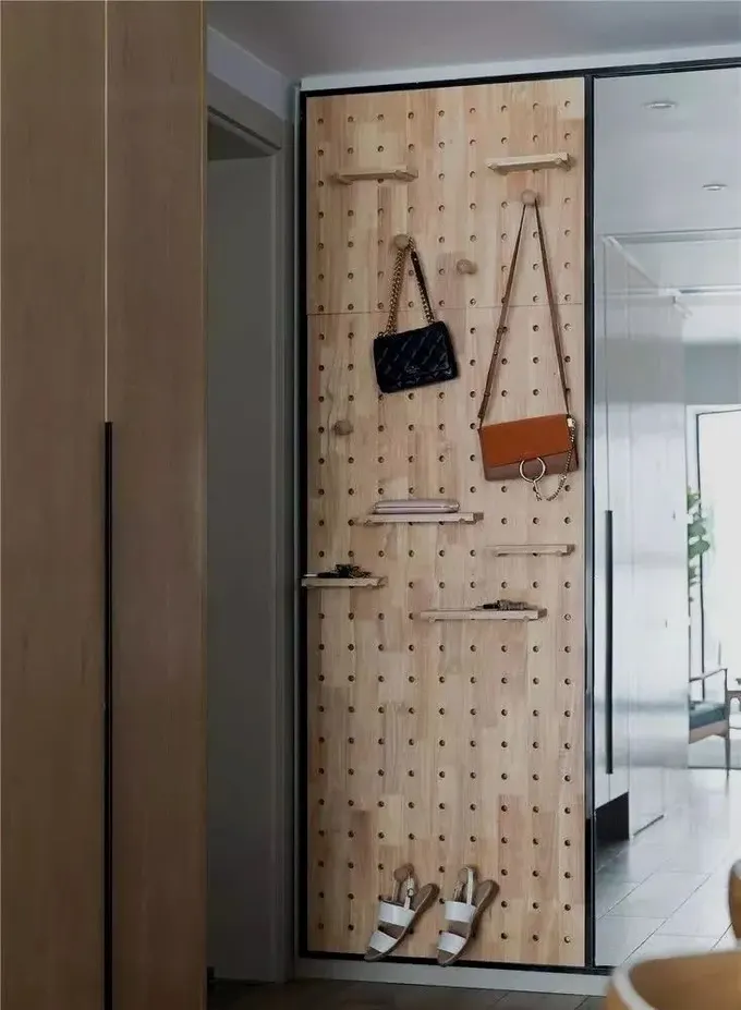 Girişteki gömme dolap kapılarına pegboard ve ayna ekleyerek kullanışlılık arttırılmış.