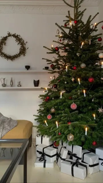 Mum şeklindeki ışıklar vintage dekorasyon tarzlarını anımsatırken, modern kırmızı ve buzlu kırmızı süsler ağacı çağdaş yapıyor.