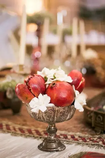 Vintage kasa, beyaz çiçekler ve narların yer aldığı basit ve şık sonbahar ve kış masasını süsleyen ortanca.