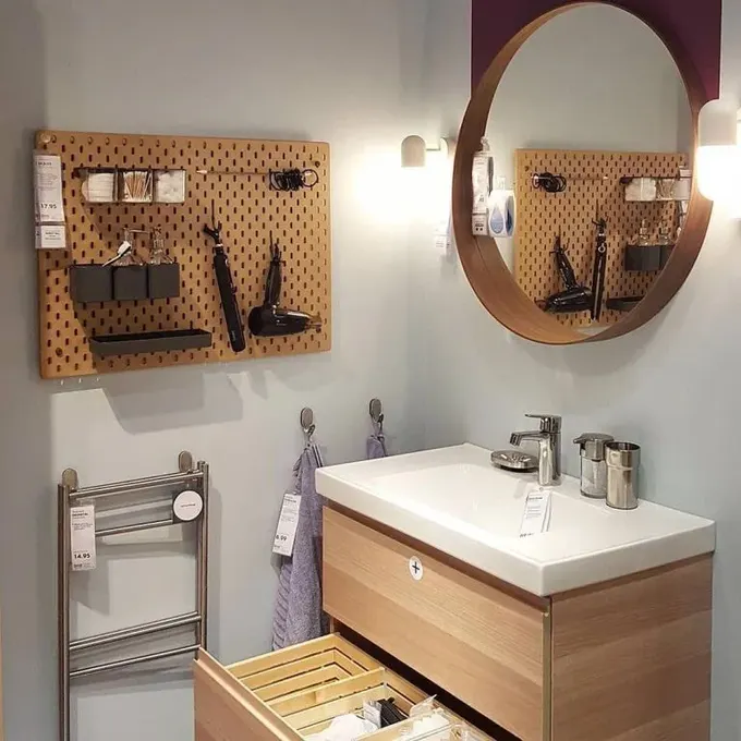 Boyalı pegboard'u siyah tutucular, raflar ve kenarlıklarla daha şık gösterebilirsiniz.