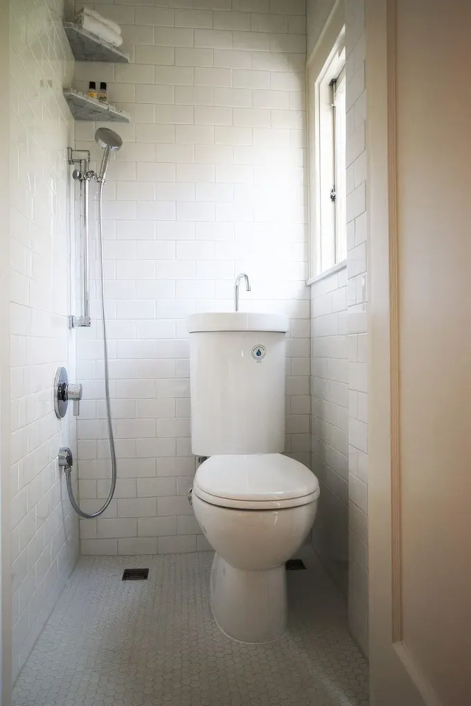 Dokuz metrekare banyoda duşuyla birlikte kullanmak için ideal lavabo-tuvalet kombini.