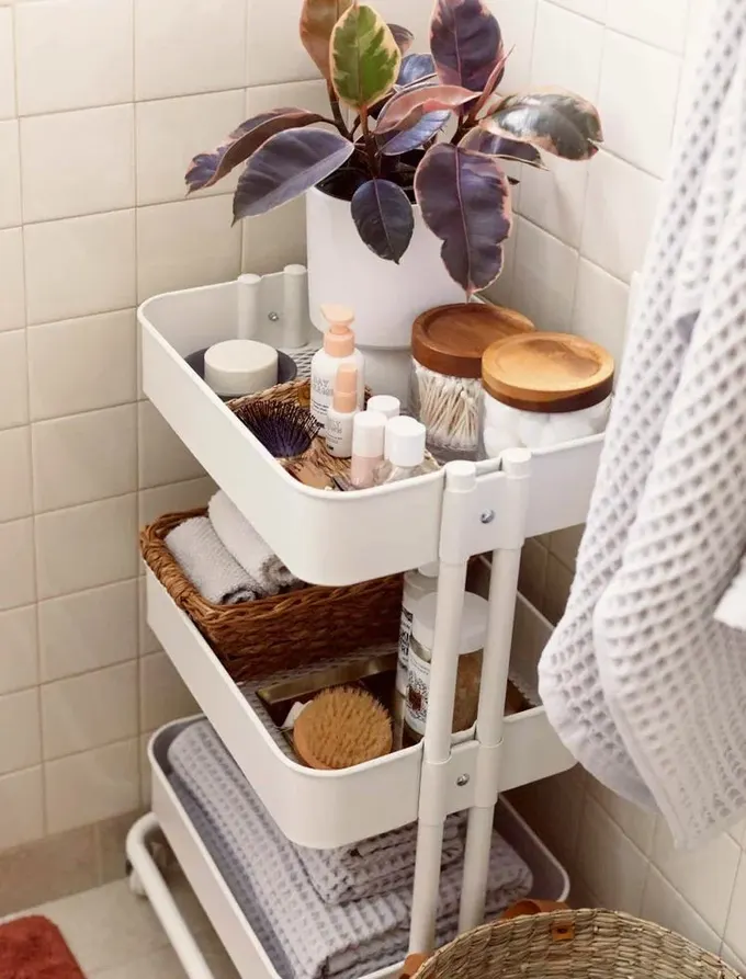 IKEA Raskog arabası, çok sayıda eşyayı saklamak için şık ve taşınabilir bir çözümdür.