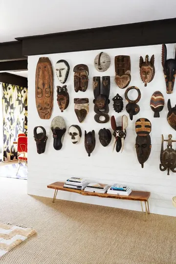 Afrika maskelerinden yapılmış etkileyici galeri duvarı, mekana etnik bir hava katacak.