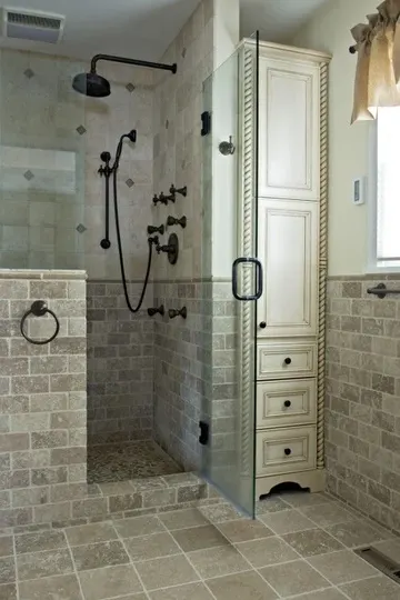 Yarım duvarlı duş alanı olan, tamamen seramik kaplı nötr renklerde vintage tarzda banyo.