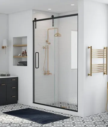 Beyaz ve desenli karolar, çerçeveli kayar cam kapılı duş ve siyah lavabolu tek renkli çiftlik evi stili banyo.