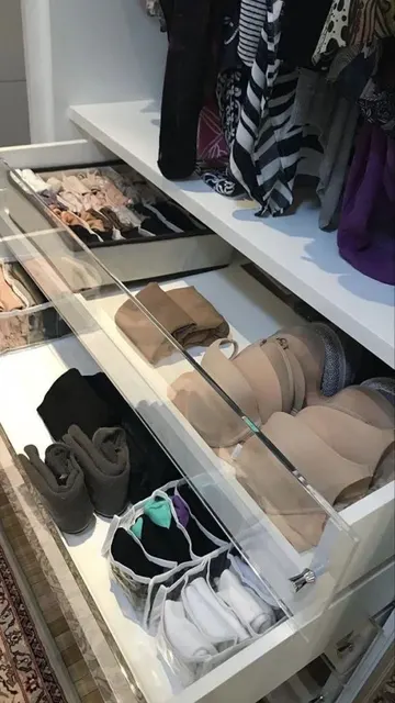 Camlı bu çekmeceler basit kumaş ve şeffaf düzenleyicilerle iç çamaşırı için hazırlanmış.