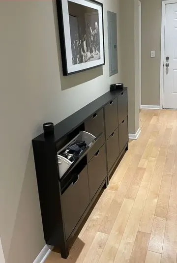 Bu şık IKEA Bissa dolap, dar antreler için mükemmel bir çözüm.