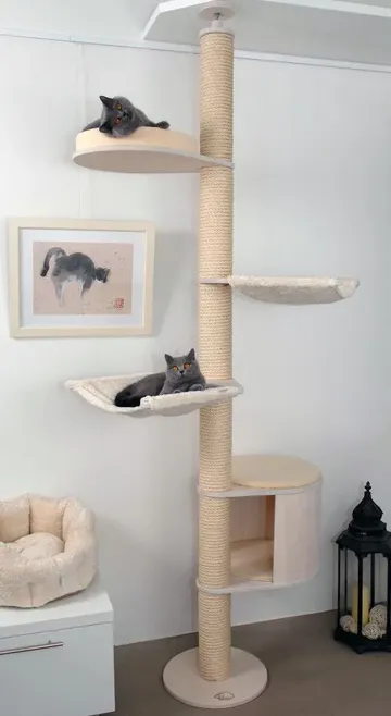 Çok işlevli bir kedi tırmalama direği ve kedi ağacı, birkaç yatak ve küçük bir ev içeriyor.