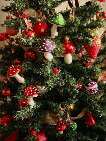 Renkli mantar süsleri, çilekler ve sıradan toplar, cesur bir Noel ağacı oluşturuyor.