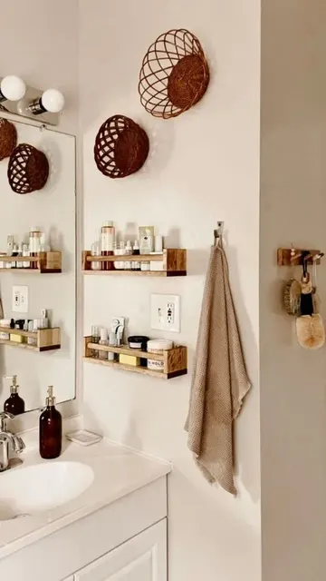 Ahşap raflar, çiftlik evi ya da kır havası veren banyolar için harika.