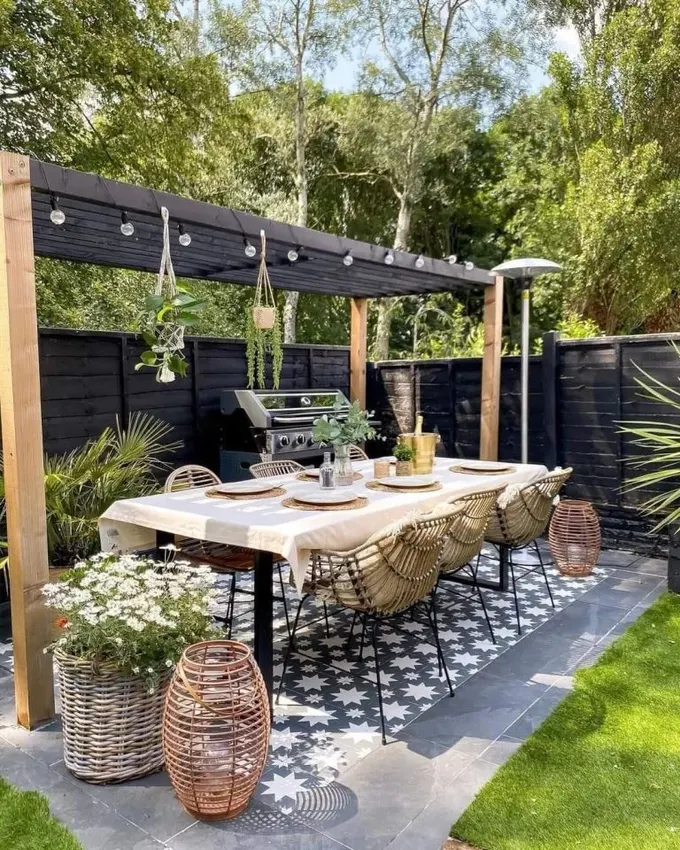 Pergolaya asılan ışıklar, yemek alanınızı veya pergola altındaki diğer alanları aydınlatır.