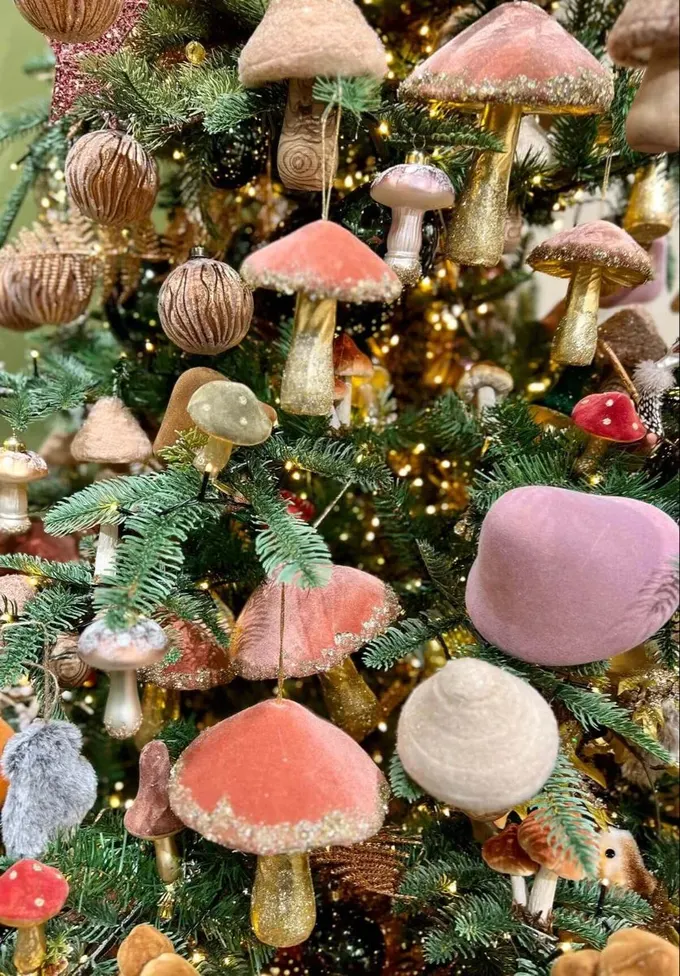 Pastel renkli parıltılı mantarlar, parlak ve çekici bir Noel ağacı için harika bir dekorasyon.