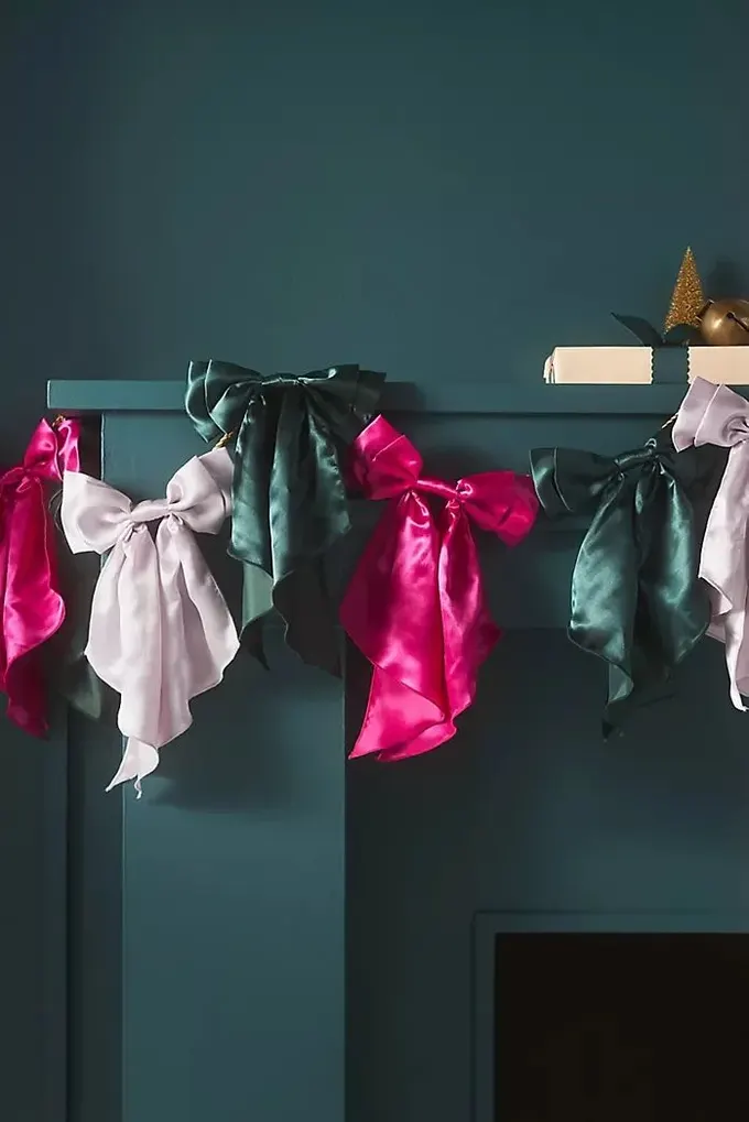 Sevimli saten fiyonklar yapın ve bir süs dizesi oluşturun, mekanınıza tatil havası katacaklar.