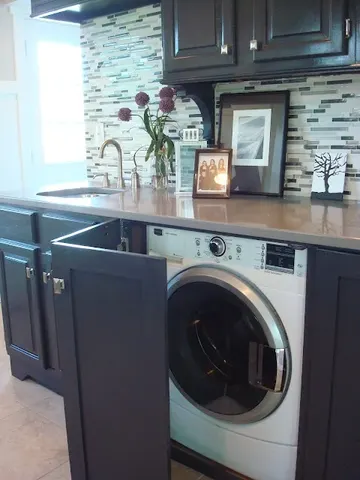 Mutfakta çamaşır makinesi için en uygun yer, su bağlantısı kolay olduğu için lavabo yakınlarıdır.