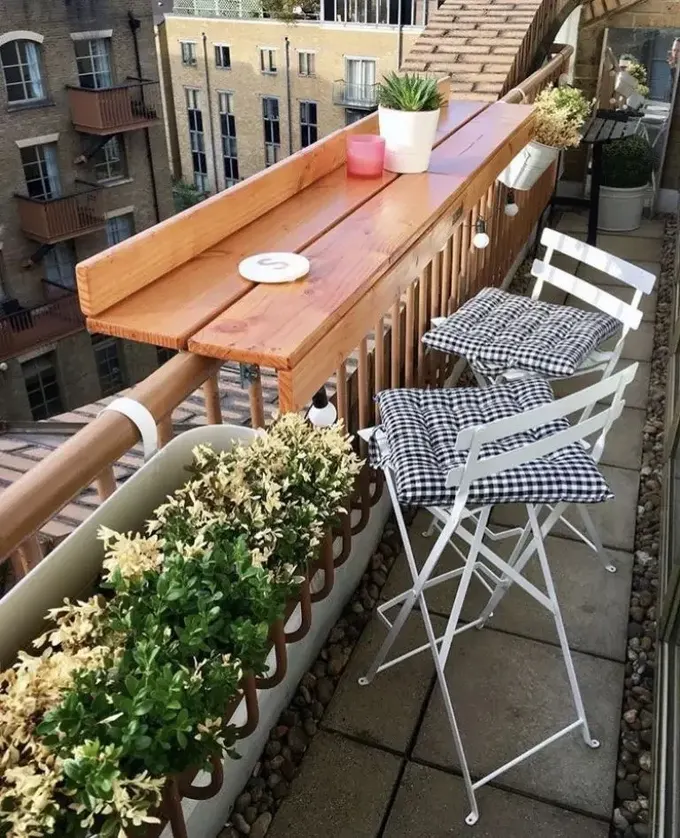 Masanız yok mu? Korkuluk masası yapın, katlanabilir tabureler ve çiçeklerle hoş görünüm yaratın.