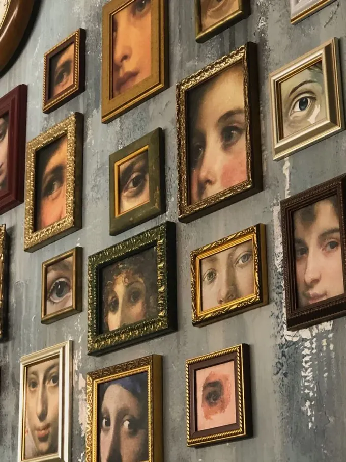 Bu ilginç galeri duvarı, şık vintage çerçevelerde çeşitli küçük sanat eserlerinden oluşuyor.