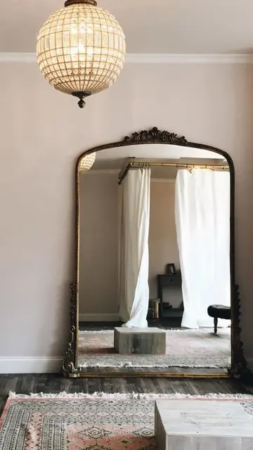 Böylesine büyük ve süslü çerçeveli bir yer aynası, odanın tarzını ve görünümünü kesinlikle artırır.