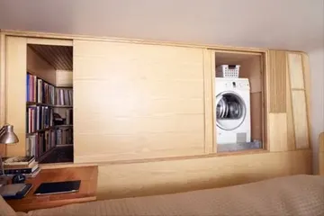 Salonda gömme dolabın içinde çamaşır makinesini gizleyebilirsiniz.