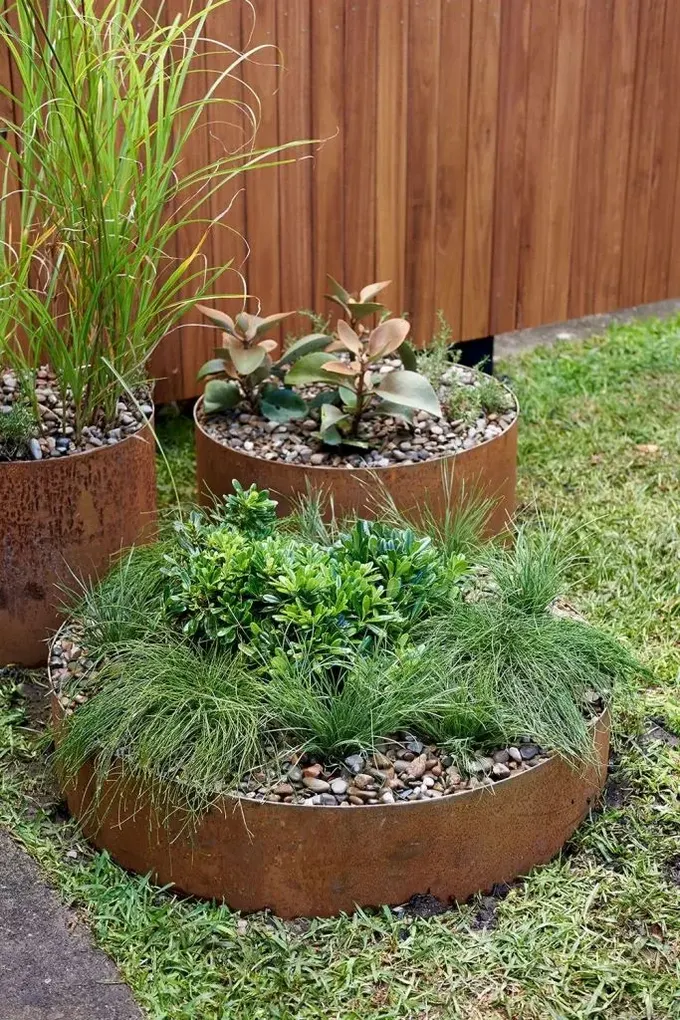 Corten çelik bahçe yataklarının yeşilliklerle düzenlenmesi, bahçenize modern bir hava katacaktır.