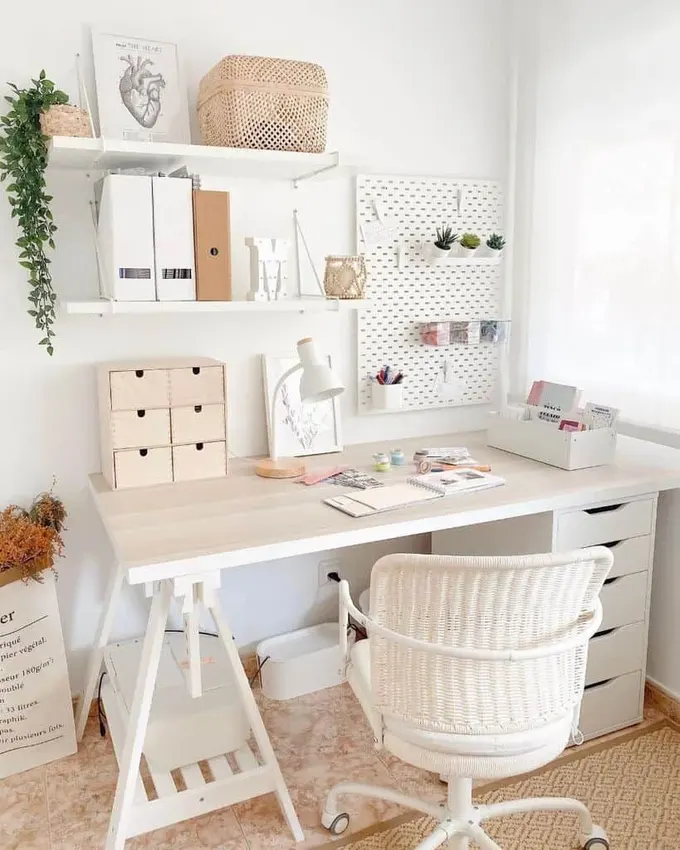 Bu nötr krem tonlu ev ofisinde yeterli depolama alanı var, pegboard daha çok dekor için kullanılmış.