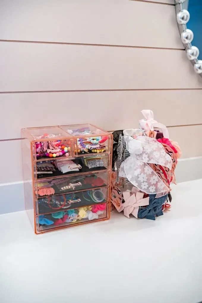 Mini çekmeceli bu şeffaf organizer, saç aksesuarları ve takılar için mükemmeldir.