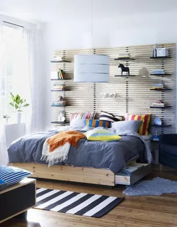 IKEA Mandal başlık, pratik açık depolama için raflarla hacklendi. Kitap, bitki veya dekor sergilemek için kişiselleştirilebilir.