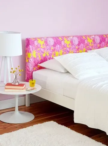 IKEA Malm yatak çerçevesinin başlığını renkli kumaşla kaplayarak canlı bir dokunuş ekleyin. Bu kolay kendin yap projesi yatak odanıza kişilik katar.
