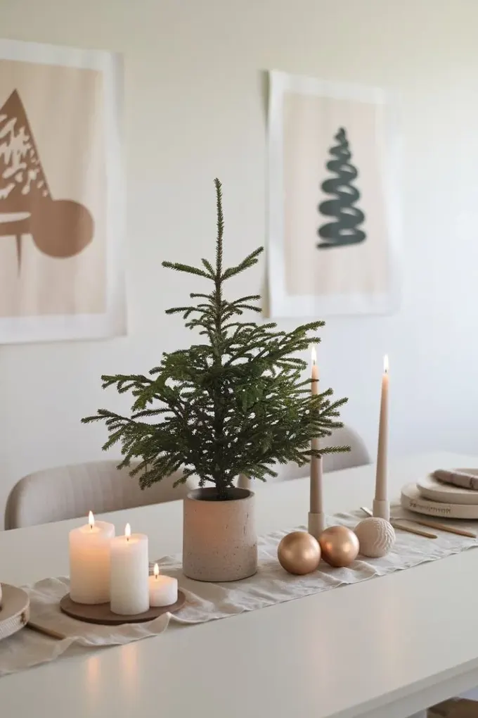 Yastık mumları, nötr süsler ve saksıdaki ağaçla sade ve nötr Noel masa dekoru harika görünüyor.