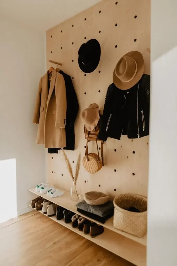 Pegboardlar sayesinde çağdaş bir alan yaratılabilir, hafif ayaklı lambayla mekân çok huzurlu görünüyor.