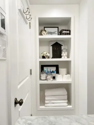 Derinliği yeterli gömme niş, banyo için en kullanışlı ve tek saklama alanı olabilir.