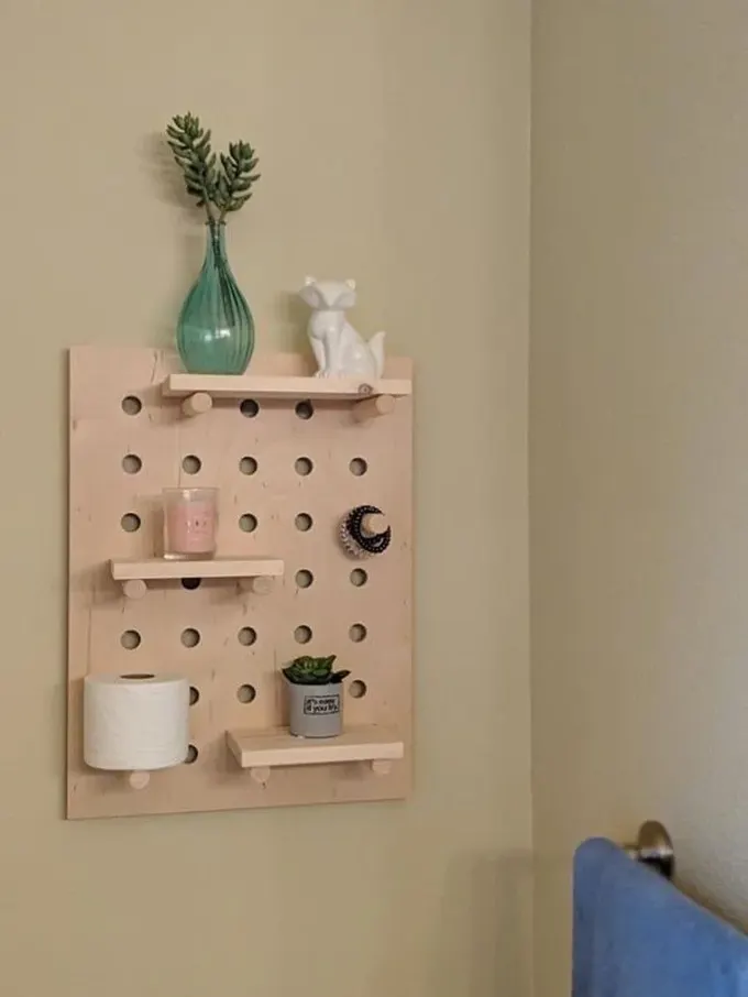 Pegboard mekanınıza uymuyorsa, her zaman örneğin pembe tonlarında bir boya ile boyayabilirsiniz.
