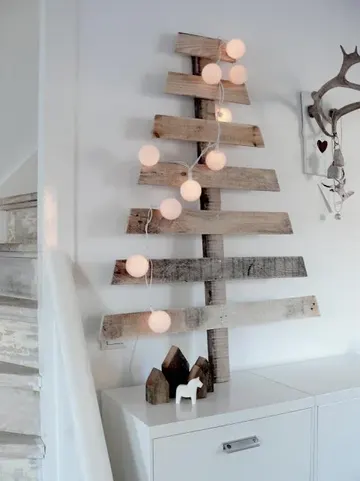 Minimal İskandinav tarzı bu Noel ağacı, palet parçalarından yapılmış ve ışıklarla dekore edilmiş.
