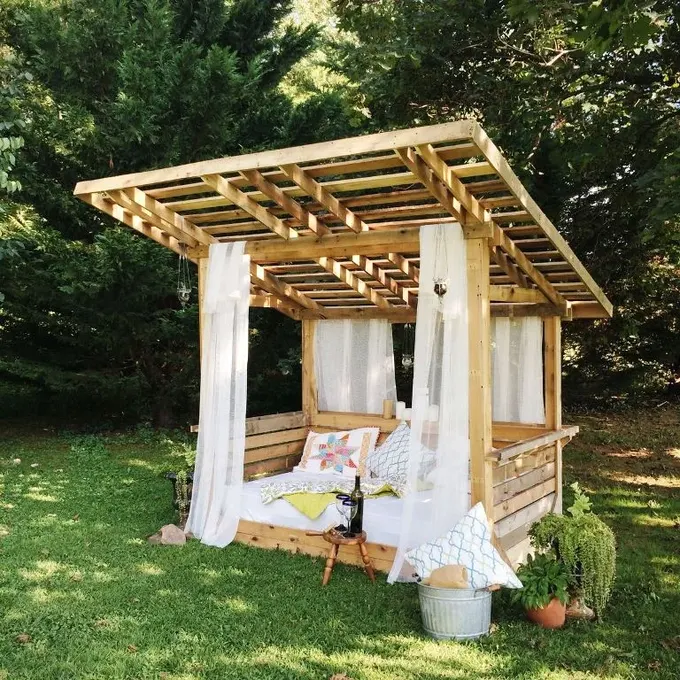 Sevimli pergola, sinek tülü perdelerle dış mekanda böceklerden korunmayı sağlıyor.