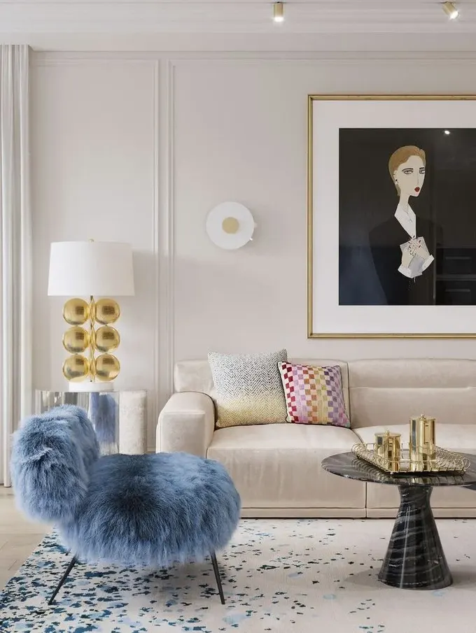 Şık ve modern mekan, altın detaylar, şık aksesuarlar ve pastel mavi parçalarla bir arada kullanılmış.